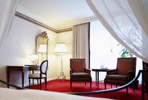 Habitación doble superior | Ropa de cama hipoalergénica, edredones de plumas, minibar y caja fuerte