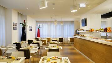 Colazione a buffet, servita tutte le mattine (14 EUR a persona)