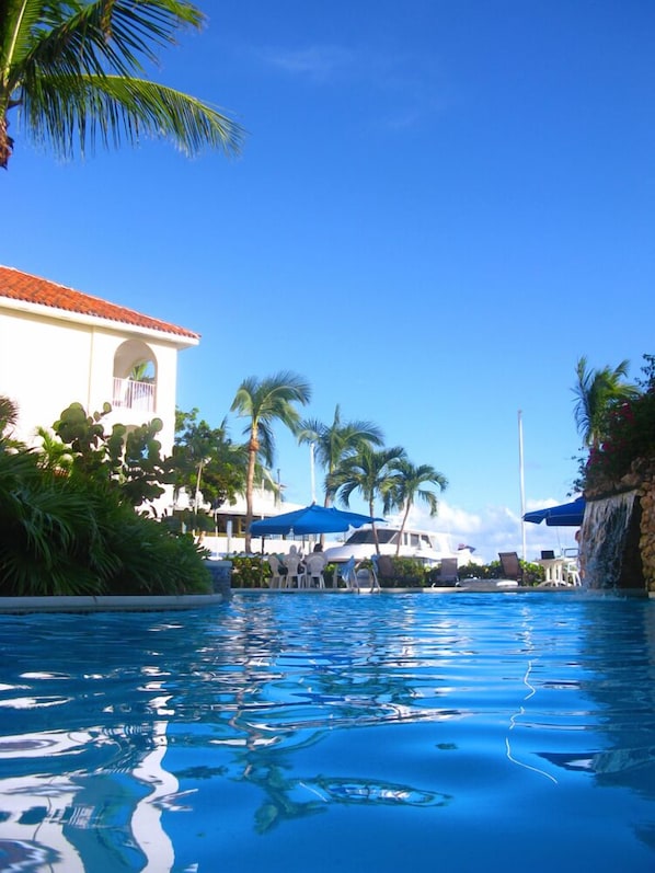 Una piscina al aire libre