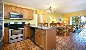 Private kitchen | Microwave, dishwasher, coffee/tea maker, cookware/dishes/utensils