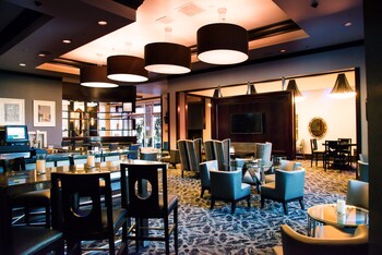 Serves dinner and happy hour at The Platinum Hotel