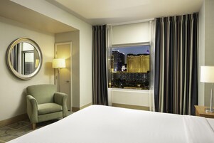 1 多间卧室、高档床上用品、加厚床垫、客房内保险箱