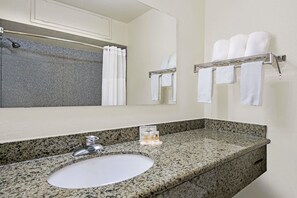 Ensemble douche/baignoire, sèche-cheveux, serviettes fournies