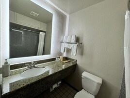 Bañera con ducha, secador de pelo, toallas