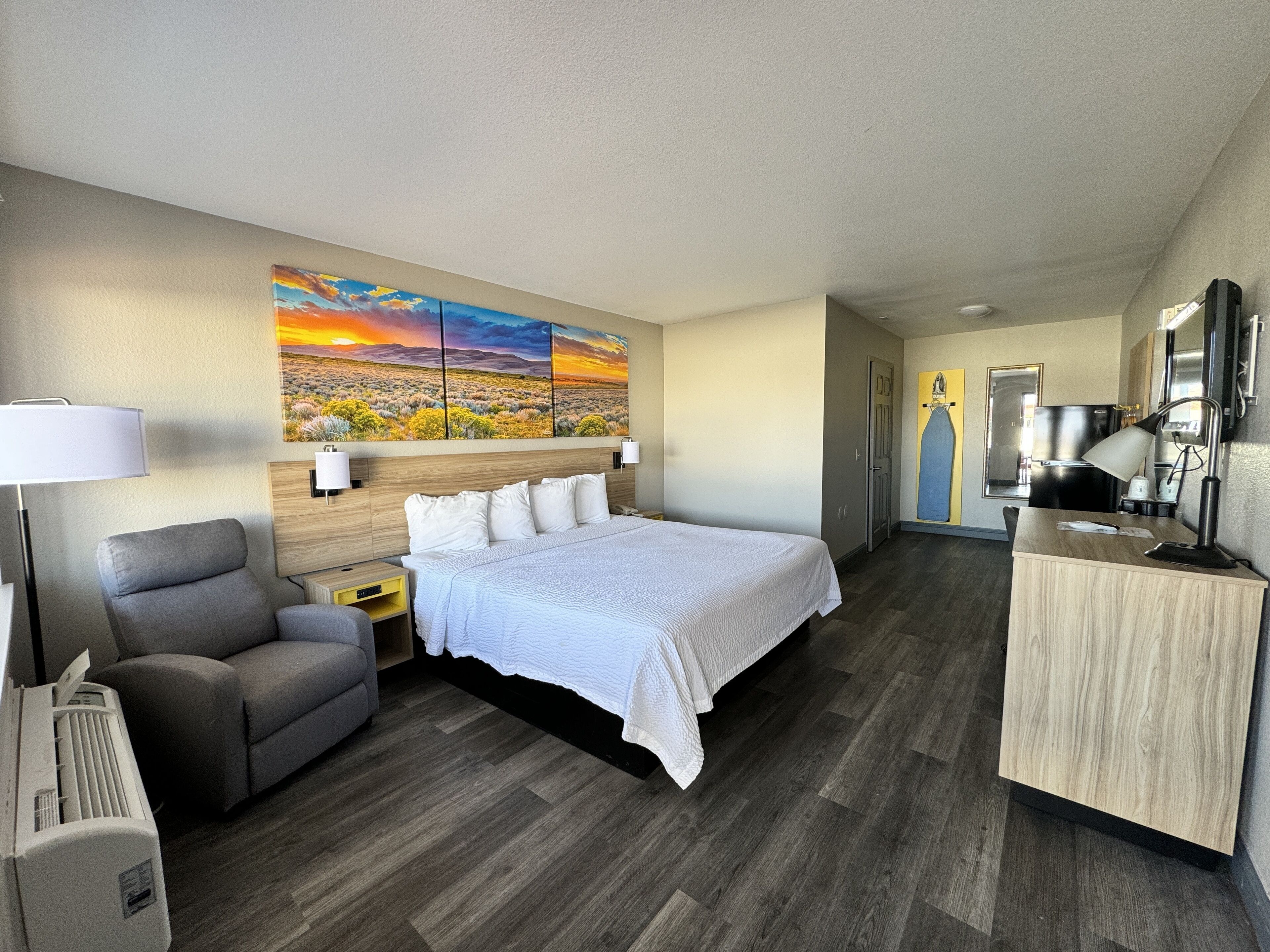 ルーム キングベッド 1 台 バリアフリー 禁煙 (Mobility/Hearing, Roll-In Shower) | 羽毛の掛け布団、デスク、アイロン / アイロン台、可動式ベッド