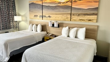 Habitación básica doble, 2 camas matrimoniales | Edredón, escritorio, tabla de planchar con plancha y camas extra