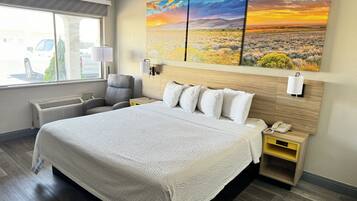 Habitación, 1 cama King size, para no fumadores (Mobility/Hearing, Roll-In Shower) | Edredón, escritorio, tabla de planchar con plancha y camas extra