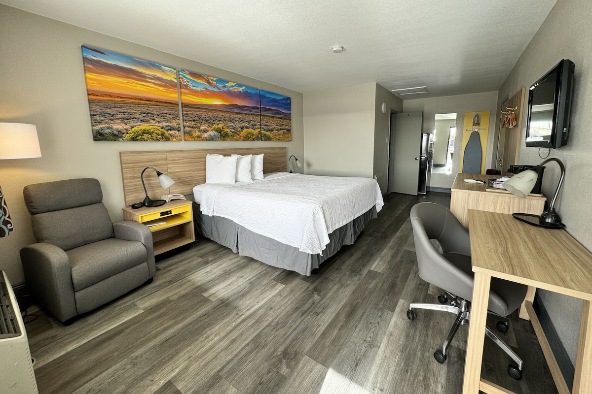 Standard Room, 1 King Bed | Down duvets, desk, iron/ironing board, rollaway beds