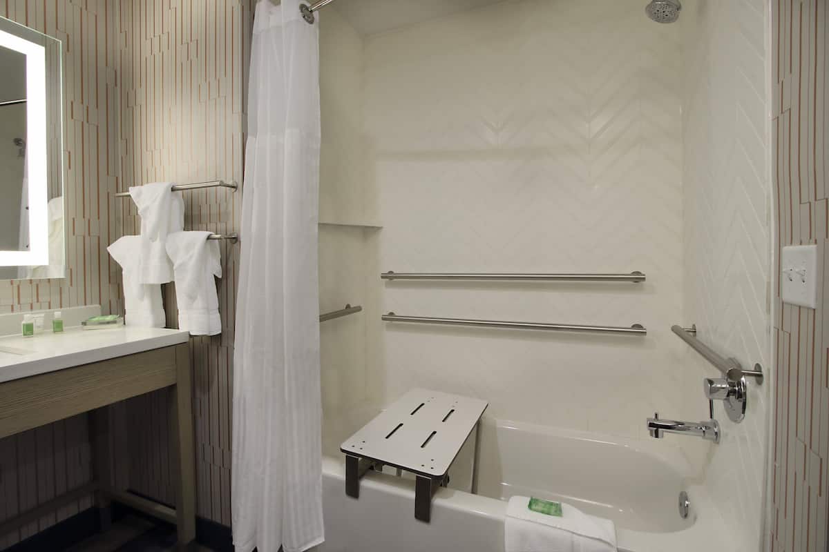 Standardzimmer, 2 Queen-Betten, barrierearme Badewanne (Communications) | 1 Schlafzimmer, Schreibtisch, Verdunkelungsvorhänge