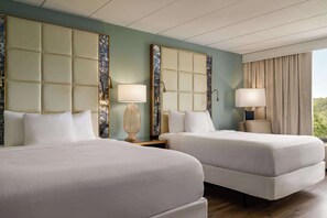 Huone, 2 keskisuurta parisänkyä, tupakointi kielletty | Ylelliset vuodevaatteet, työpöytä