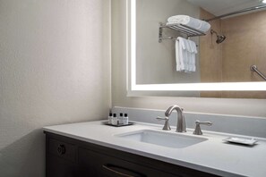 Combined shower/bathtub, deep-soaking bathtub, free toiletries - Wyndham Garden Pittsburgh Airport (Pittsburgh)
