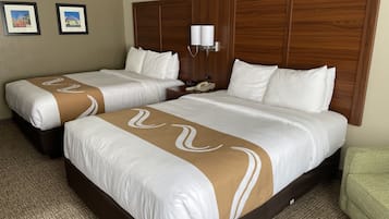 Bantalan ekstra lembut, meja kerja, dan setrika/meja setrika