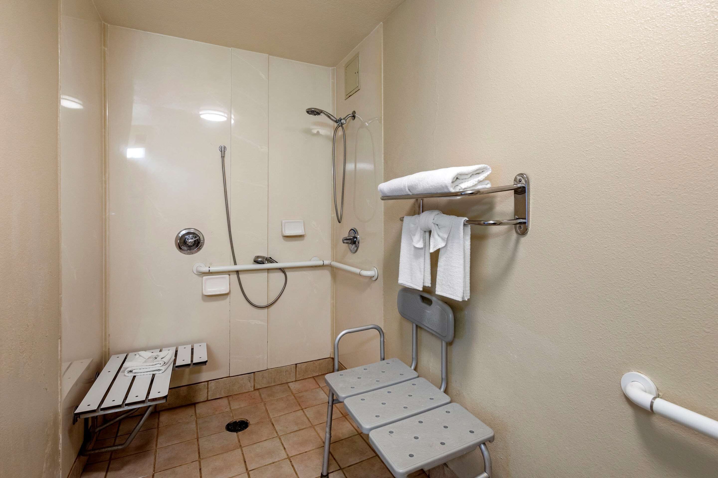 room, 1 king bed, non smoking | bathroom | combined shower/bathtub, free toiletries, hair dryer, towels