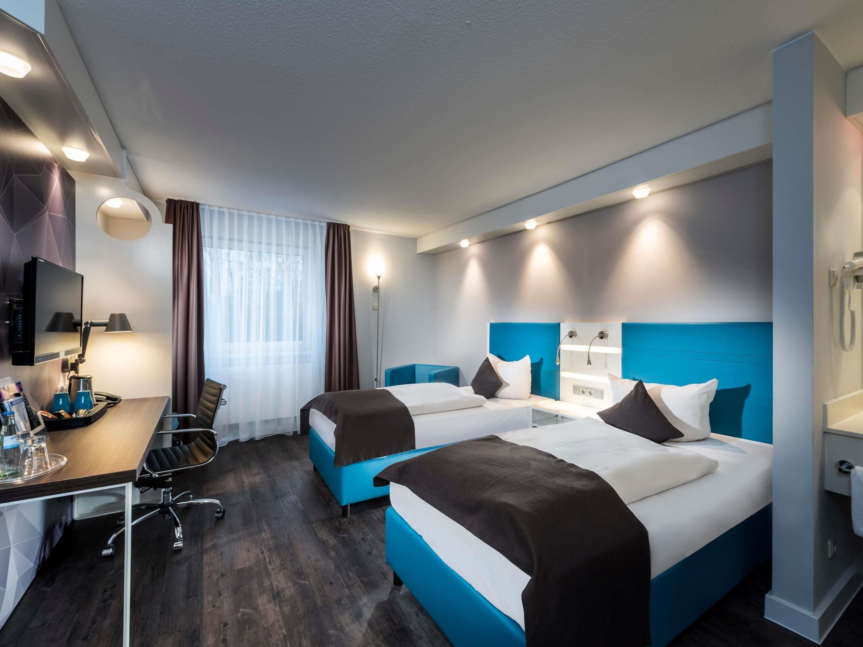 Standaard kamer, 2 eenpersoonsbedden | Hypoallergeen beddengoed, een kluis op de kamer, een bureau