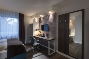 Habitación estándar, 1 cama Queen size | Área de sala de estar | Televisión de 32 pulgadas con canales vía satélite 