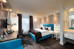 Standard Room, 1 Queen Bed | Hypo-allergenic bedding, in-room safe, desk, laptop workspace