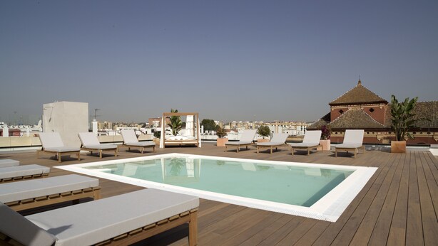 A rooftop pool area with lounge chairs and a pool. - Hotel Zenit Sevilla (Seville)