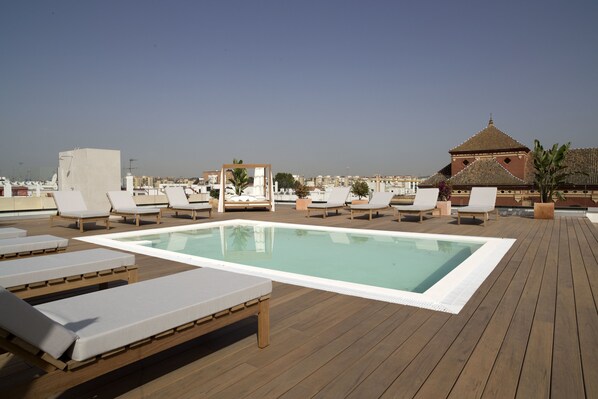 Una piscina al aire libre de temporada