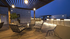 An outdoor seating area with modern furniture and ambient lighting. - Hotel Zenit Sevilla (Seville)