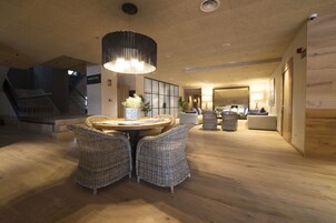 Coin salon dans le hall