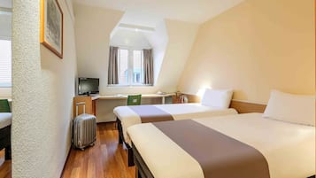 Ropa de cama hipoalergénica y caja de seguridad en la habitación