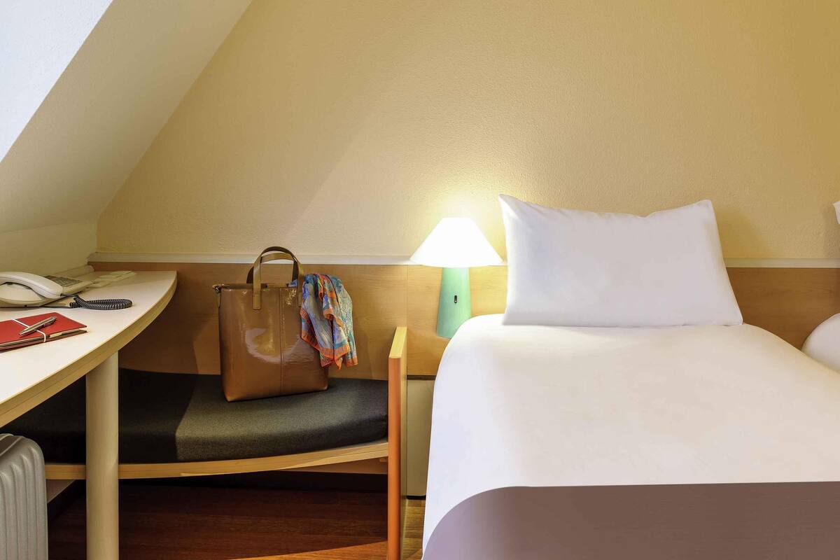 hypo-allergenic bedding, in-room safe, desk, laptop workspace