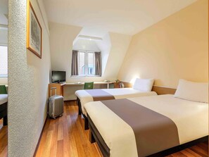 Quarto standard, 2 camas de solteiro | Roupas de cama antialérgicas, cofres nos quartos, escrivaninha