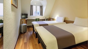 A hotel room with two beds, a desk, a chair, a television, and a window with curtains. - ibis Erfurt Altstadt (Erfurt)