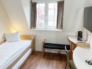 Ropa de cama hipoalergénica y caja de seguridad en la habitación