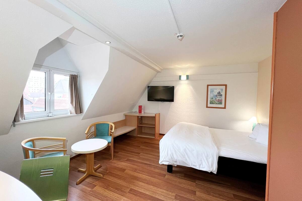 hypo-allergenic bedding, in-room safe, desk, laptop workspace