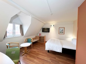 Hypo-allergenic bedding, in-room safe, desk, laptop workspace