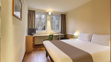 Ropa de cama hipoalergénica, caja fuerte, escritorio