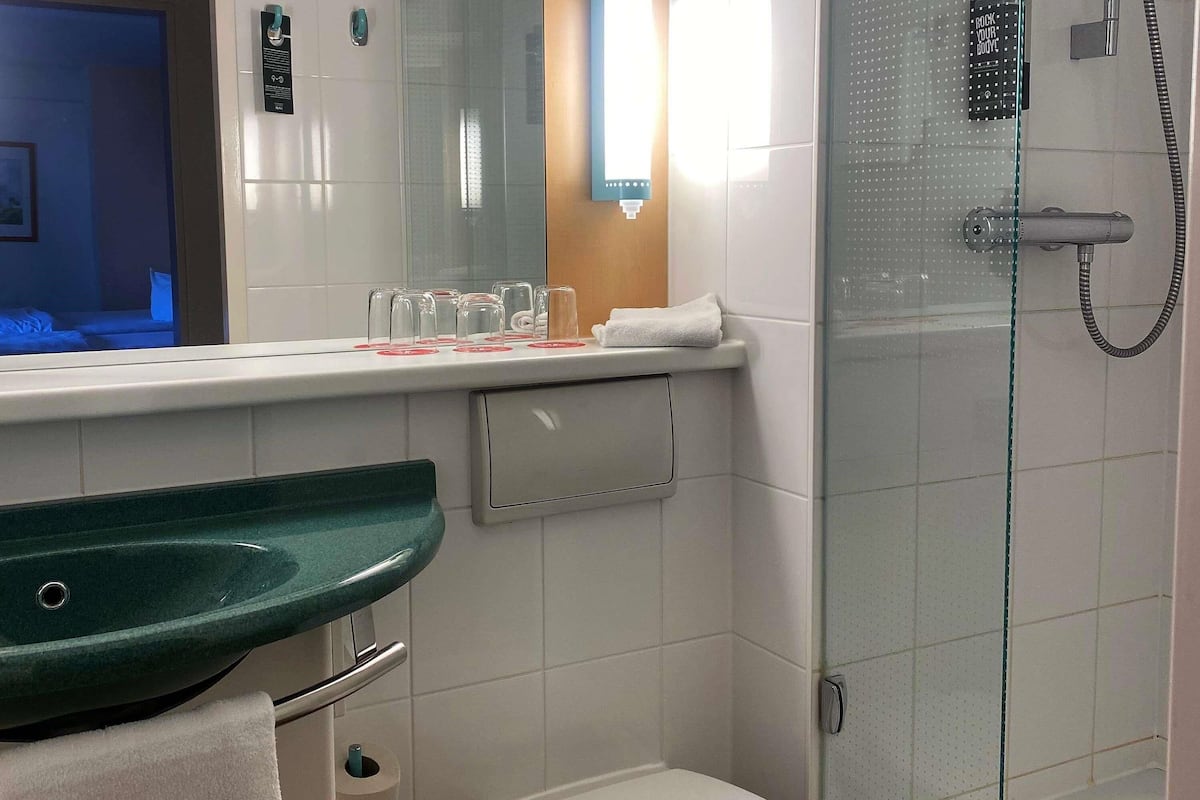 hypo-allergenic bedding, in-room safe, desk, laptop workspace