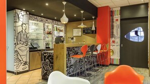 A bar area with a counter, bar stools, and a menu board. - ibis Erfurt Altstadt (Erfurt)