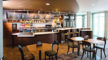 朝食 (オーダー形式)、毎日提供 (有料)