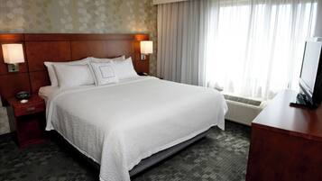 スイート 1 ベッドルーム コートヤードビュー | 高級寝具、羽毛の掛け布団、客室ごとに異なる装飾、客室ごとに異なるインテリア