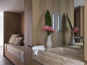 Gran Lago Suite 2 Bedrooms | Bathroom | Free toiletries, hair dryer, towels - Hotel Villa Flori (Como)