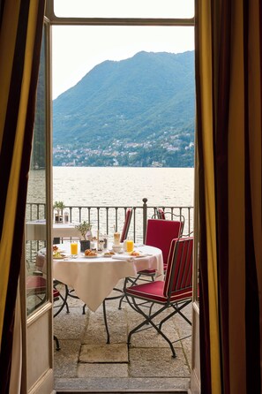 Daily cooked-to-order breakfast (EUR 30 per person)