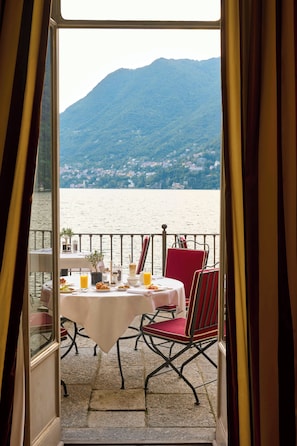 Daily cooked-to-order breakfast (EUR 30 per person)