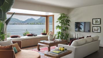 Grand-Suite, 2 Schlafzimmer, Seeblick | Wohnbereich | Flachbildfernseher