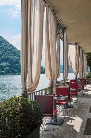 Lunch, dinner served; Italian cuisine, alfresco dining  - Hotel Villa Flori (Como)