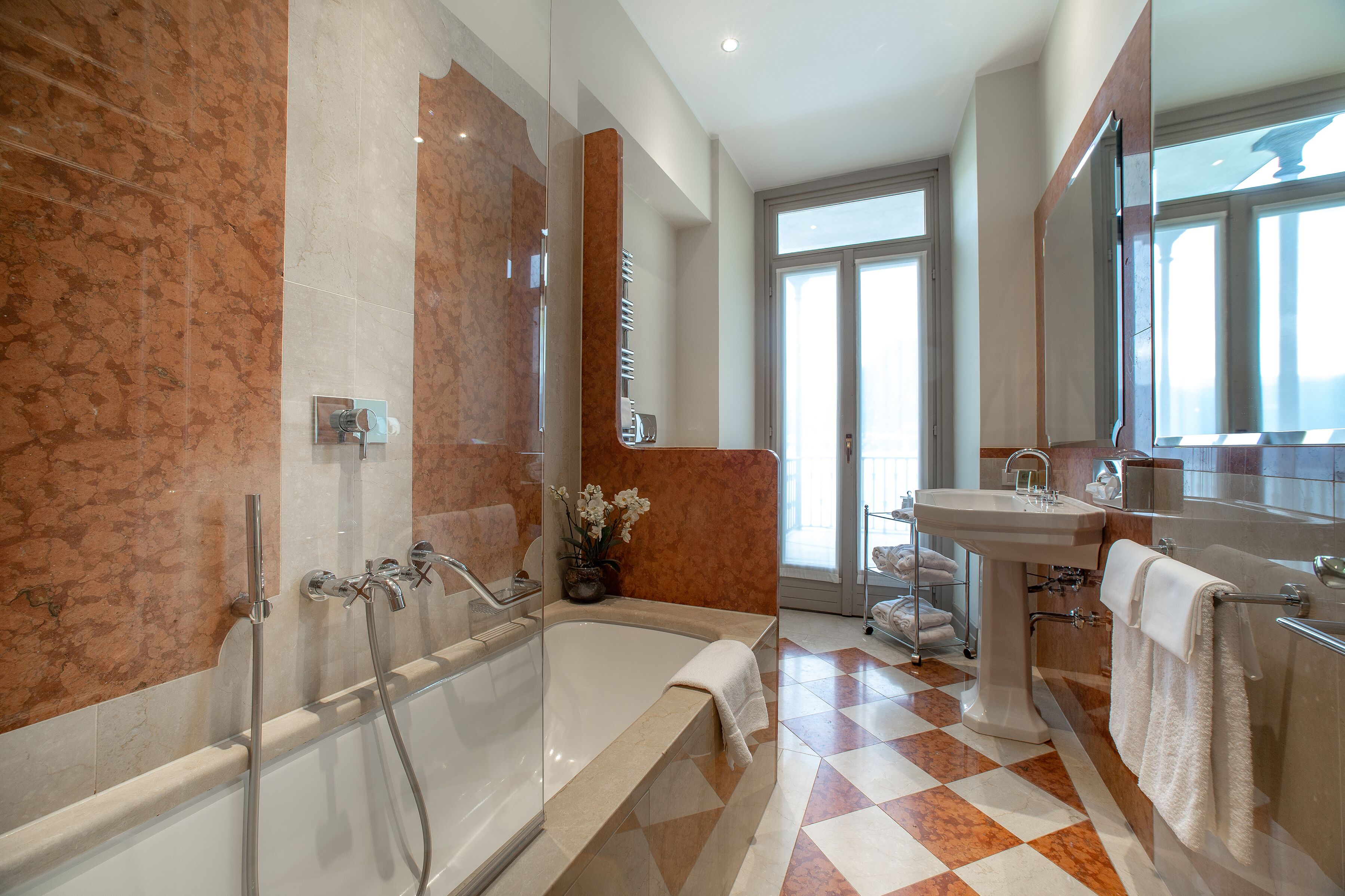 junior suite (garibaldi) | bathroom | free toiletries, hair dryer, towels