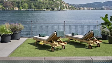 Grand suite, 2 slaapkamers, uitzicht op meer | Terras