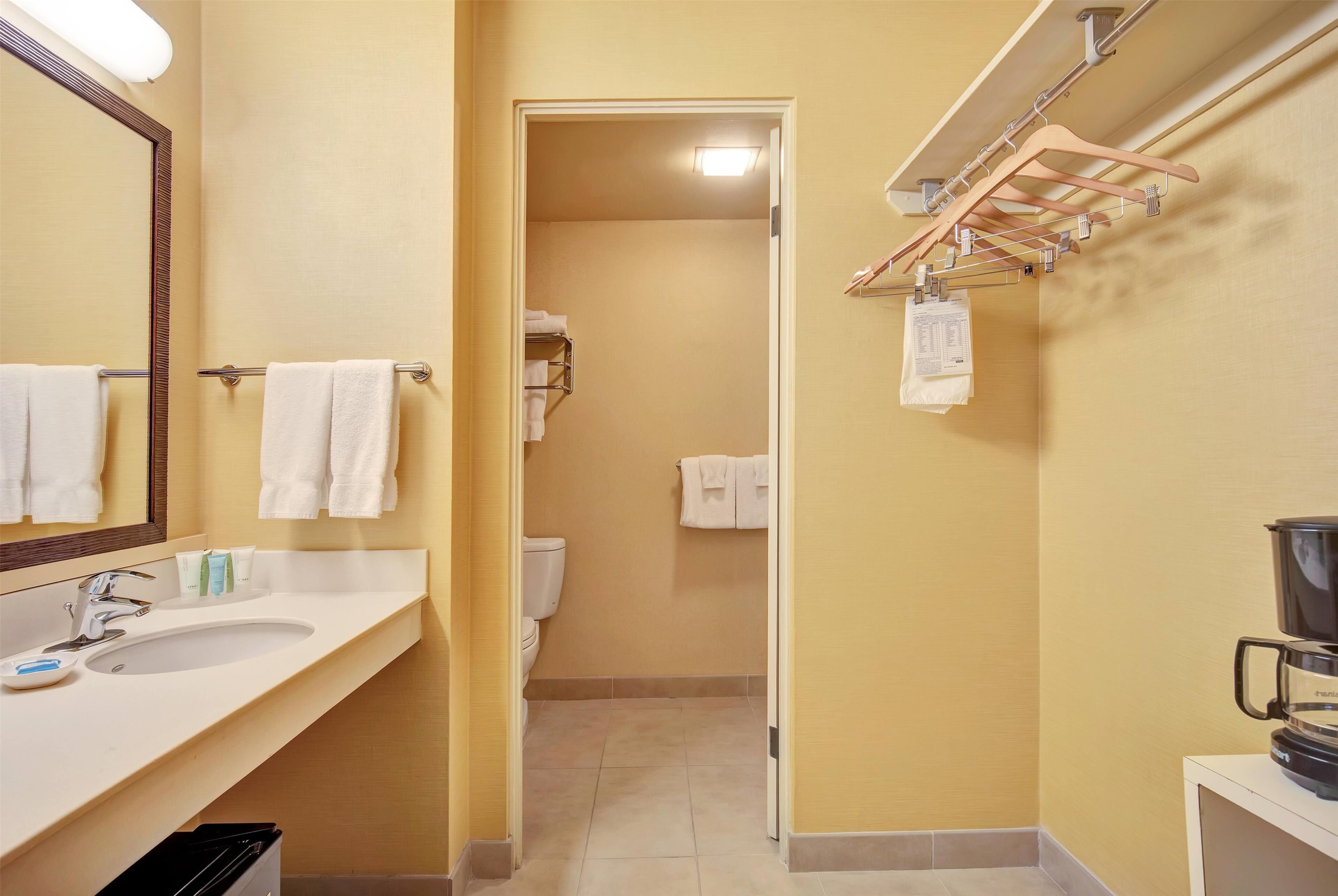 combined shower/bathtub, eco-friendly toiletries, hair dryer, towels