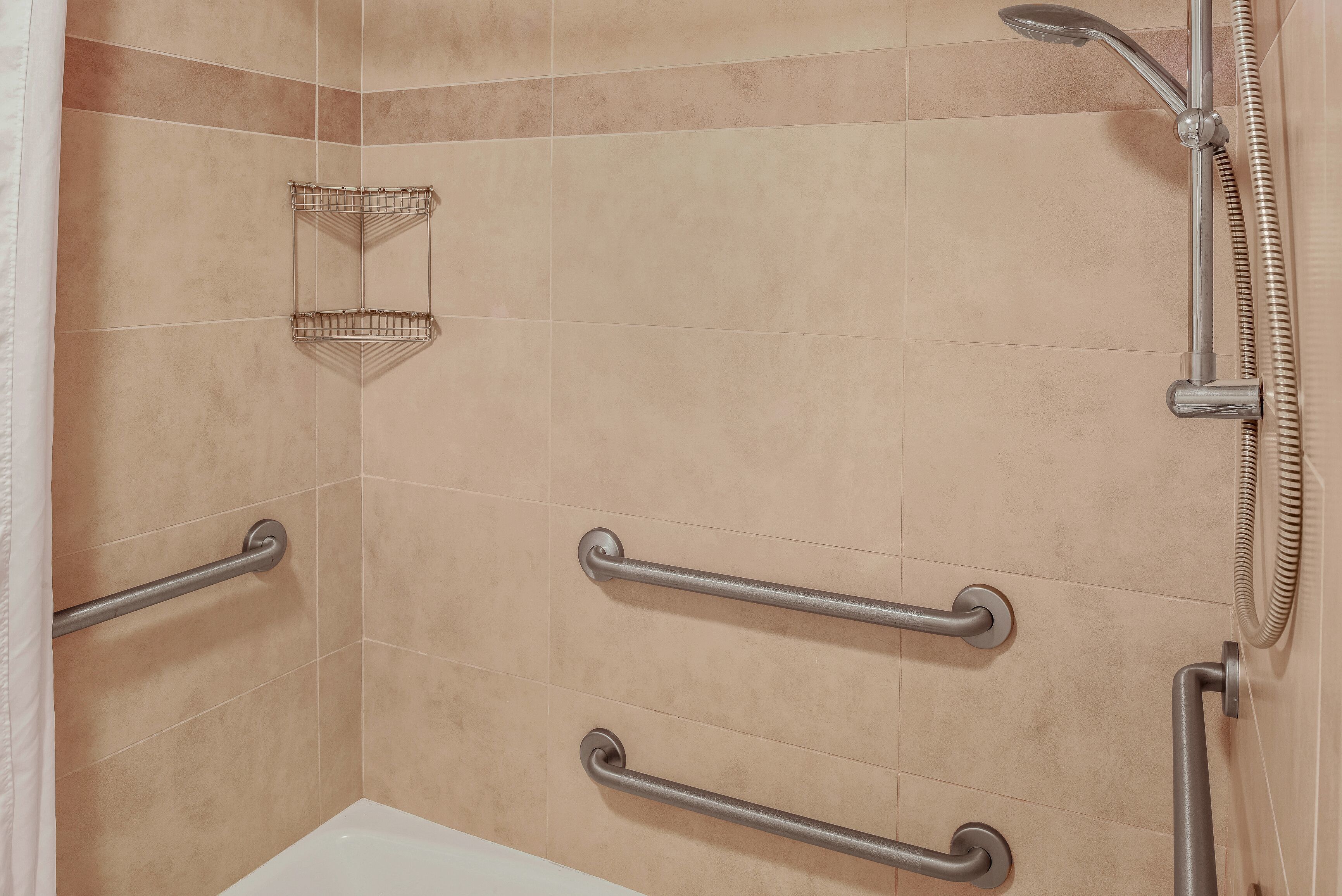 combined shower/bathtub, eco-friendly toiletries, hair dryer, towels