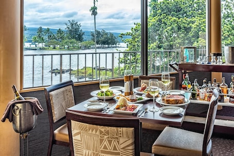 Se sirven desayunos y cenas. Hilo Hawaiian Hotel, Trademark Collection by Wyndham