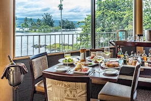 Breakfast and dinner served - Hilo Hawaiian Hotel, Trademark Collection by Wyndham (Hilo)