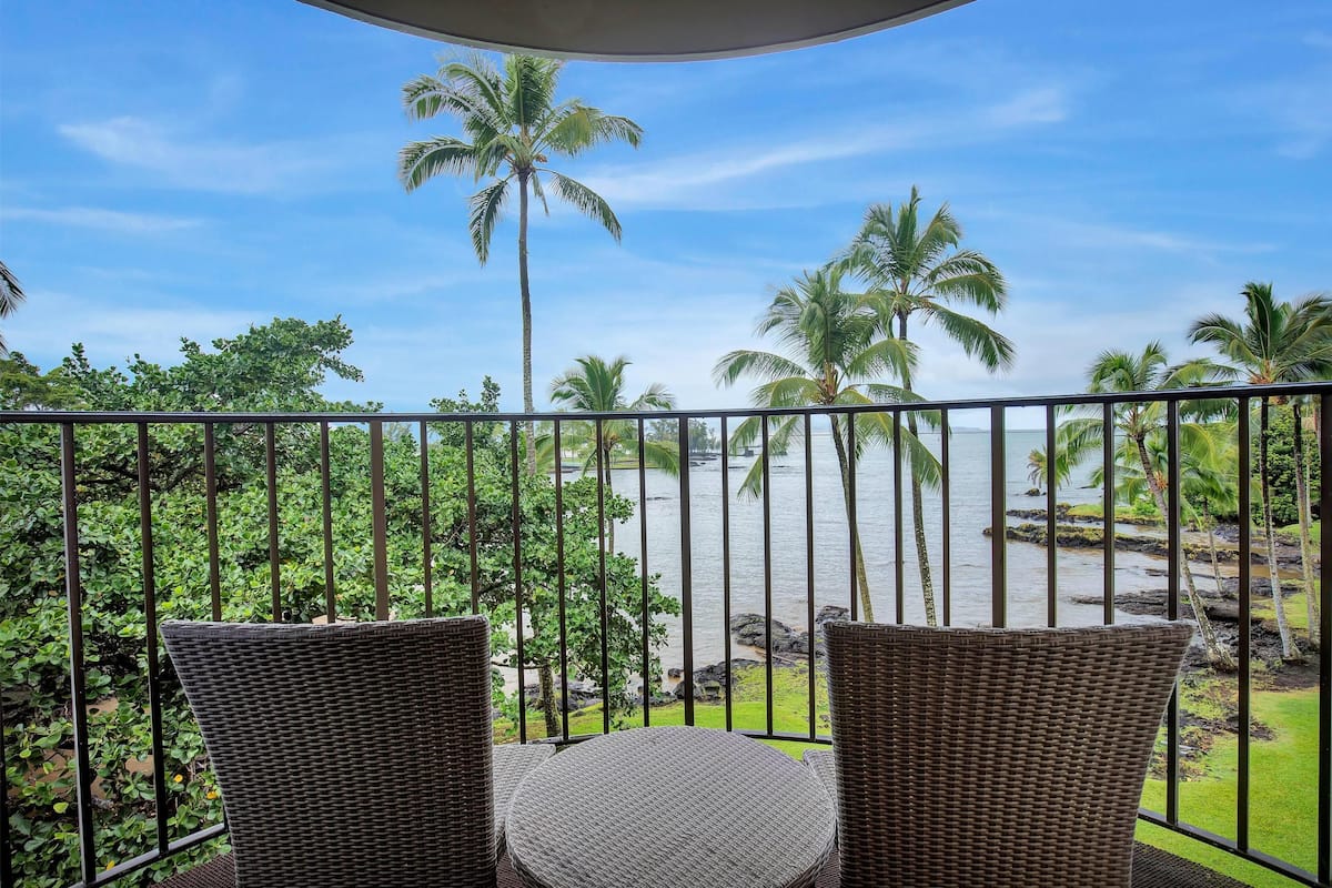 Deluxe Room, 1 King Bed, Non Smoking, Ocean View | Desk, laptop workspace, iron/ironing board, rollaway beds