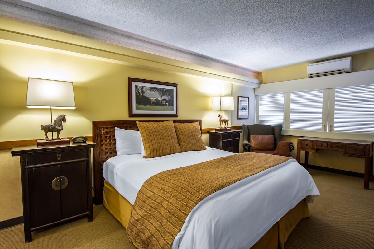 Premium bedding, pillowtop beds, in-room safe, iron/ironing board