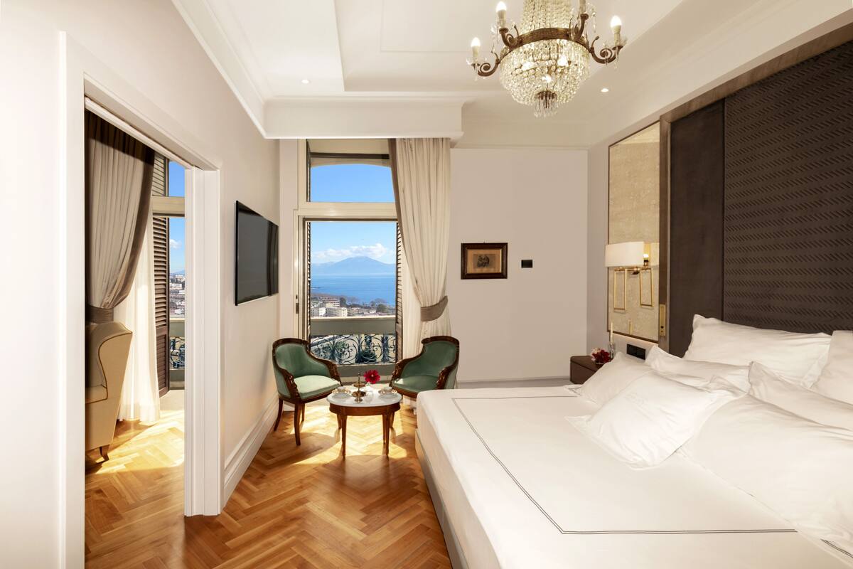 Honeymoon Suite, Sea View | Premium bedding, minibar, in-room safe, desk